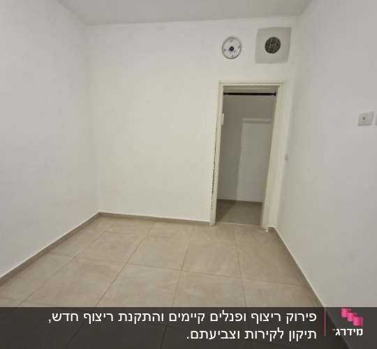 חדר ריק עם רצפת אריחים ודלת פתוחה
